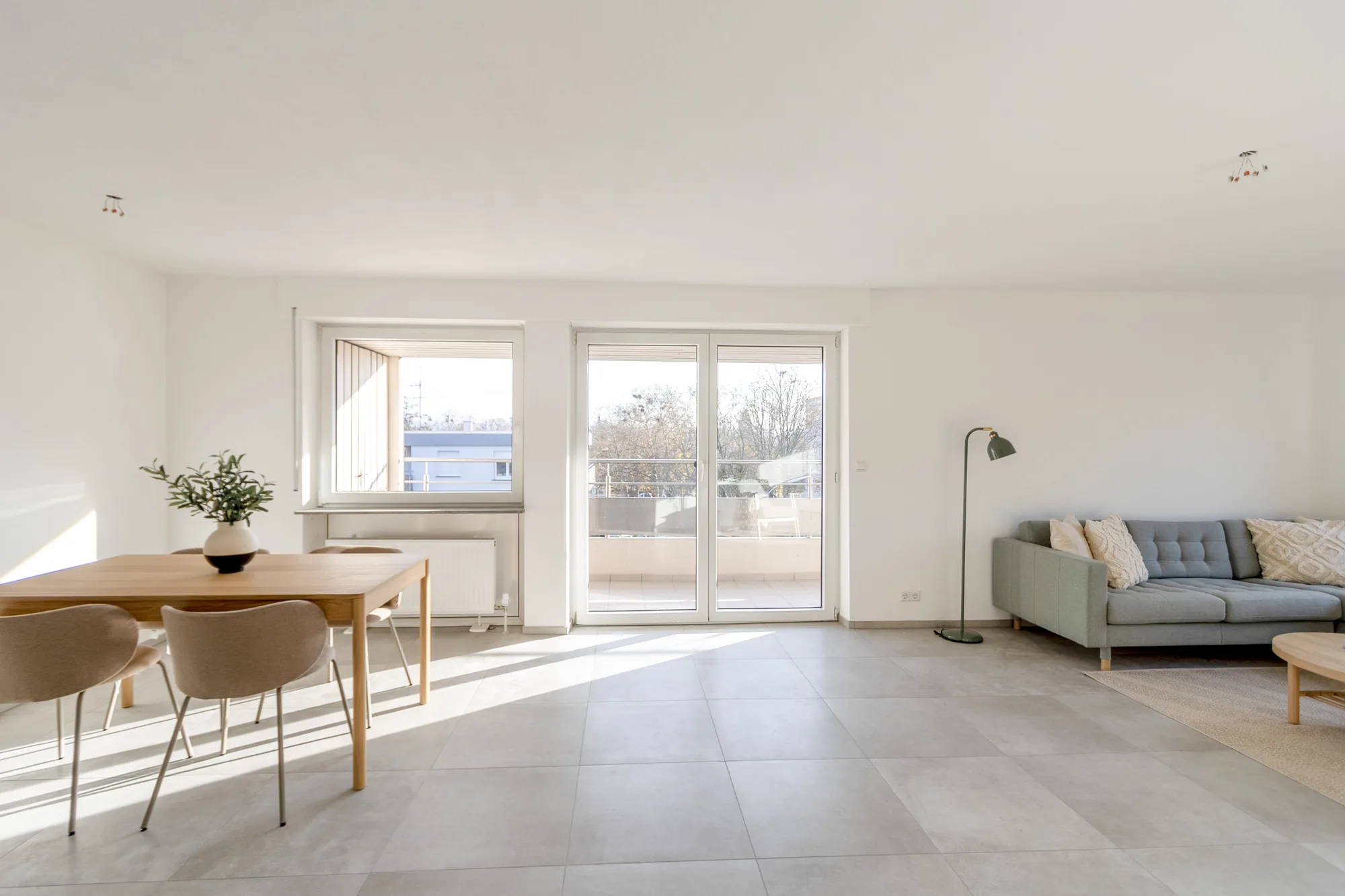 Wohn- und Essbereich mit Zugang zum Balkon