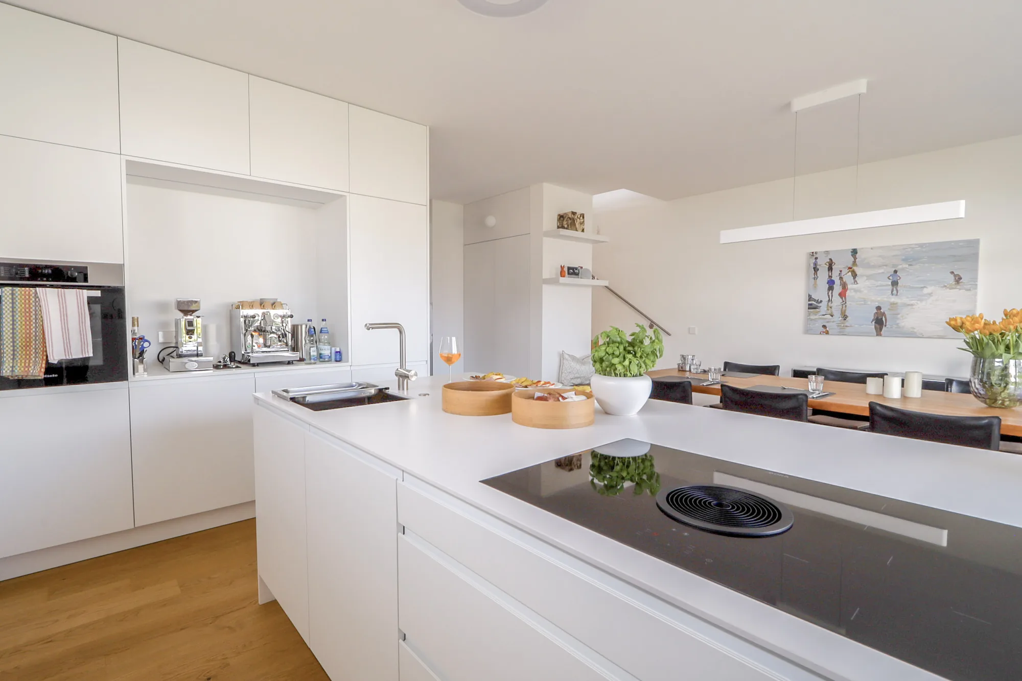 Offene Küche mit Kochinsel in einer Wohnung